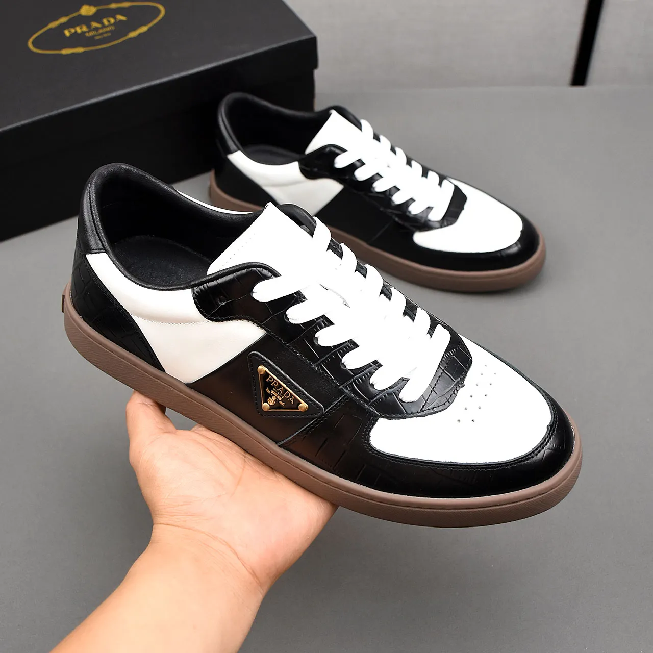 PP420❣️❣️❣️Prada set off the audience! Prada, an international brand that is constantly innovating, this men's casual shoe, the original version, made of cowhide leather at a ratio of one to one at the store, with leather feet and rubber non-slip outsole, breathable and comfortable, quality speaks for itself👄38-44